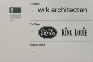 Aluminium frontpaneel met gegraveerde bedrijfslogos